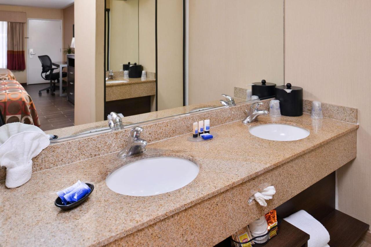 | Best Western Plus Raffles Inn & Suites