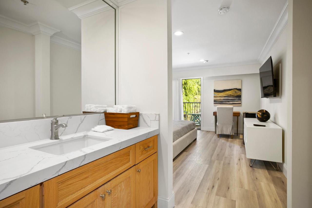 | Hotel Huntington