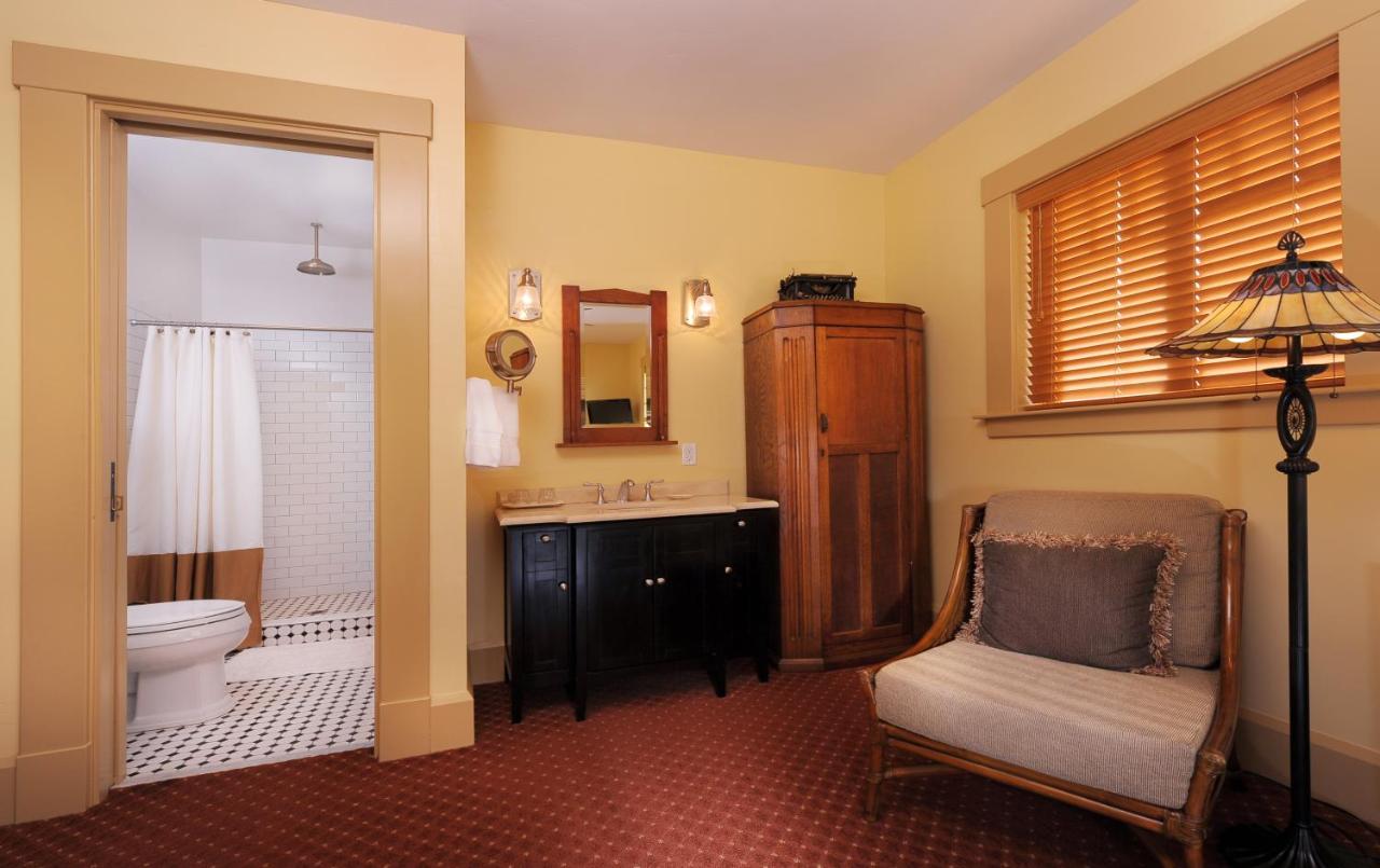 | 1906 Lodge