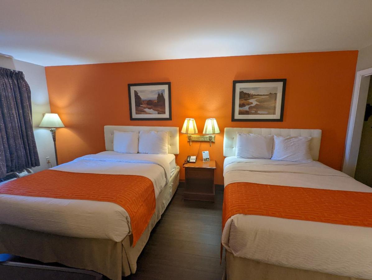 Queen Room with Two Queen Beds - Mobility Access/Non-Smoking at Howard Johnson by Wyndham Chattanooga Lookout Mountain I-24