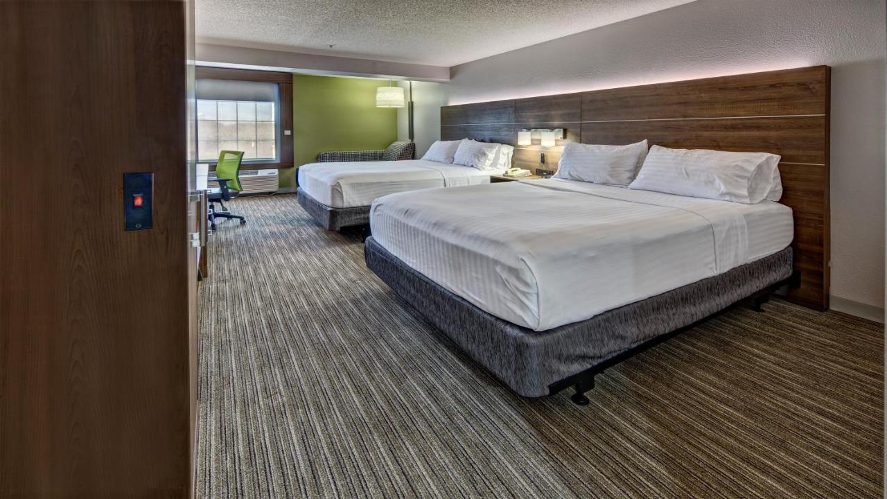 Queen Room with Two Queen Beds - Disability Access/Non-Smoking at Holiday Inn Express & Suites Crossville by IHG