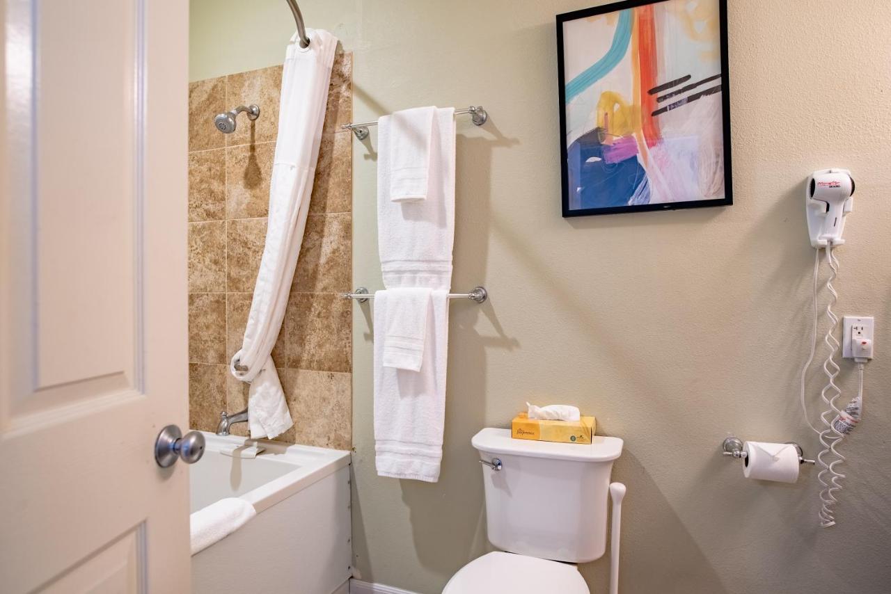 Queen Room with Spa Bath - No View at Inn at the Prom Oceanfront Seaside