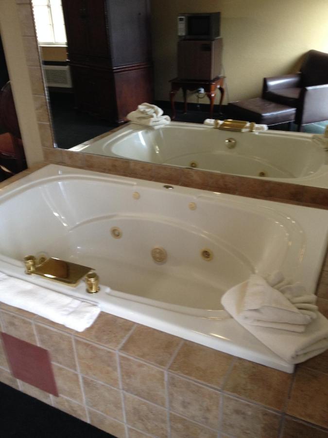 Jetted Tub Room with 1 King Bed at The Stone Castle Hotel & Conference Center