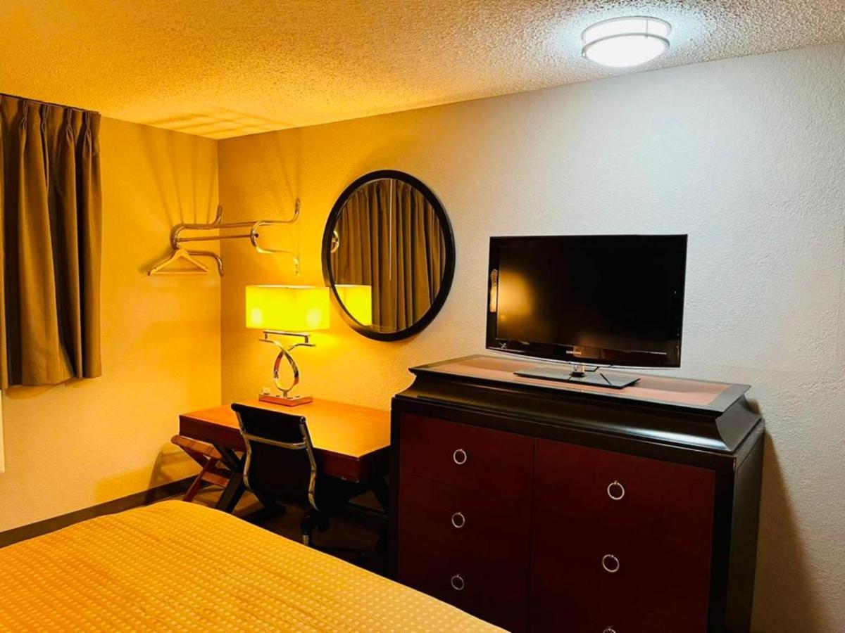 Queen Room - Non-Smoking at Super 8 by Wyndham Benton Harbor - St. Joseph