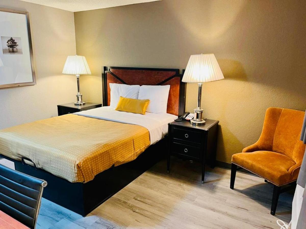 Queen Room - Non-Smoking at Super 8 by Wyndham Benton Harbor - St. Joseph