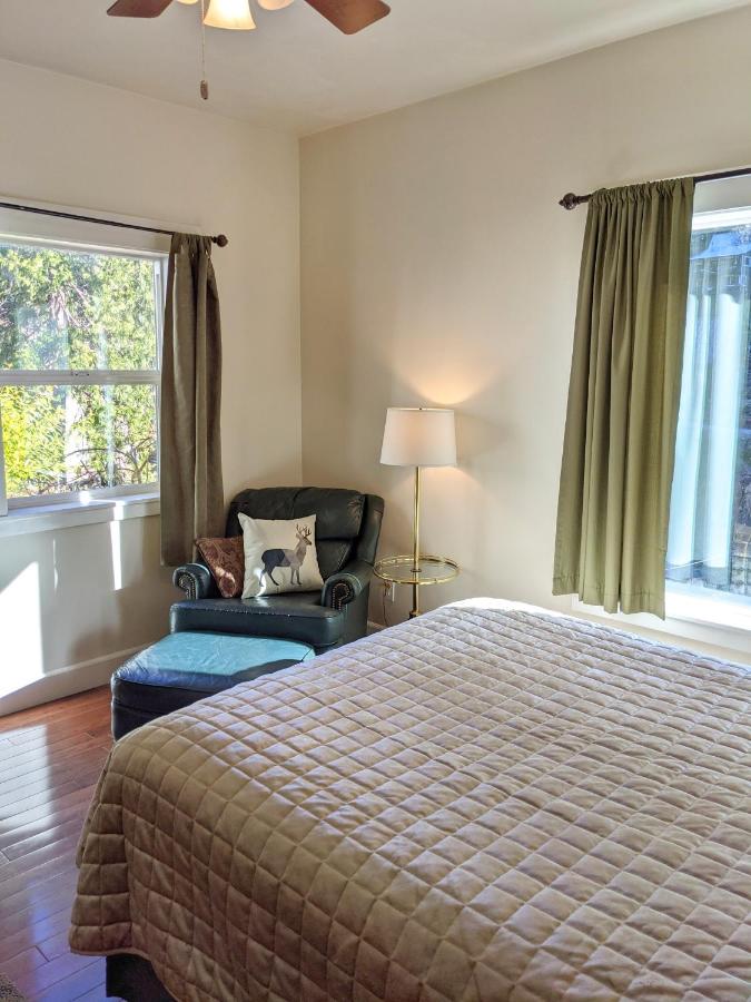 | Carriage House Inn