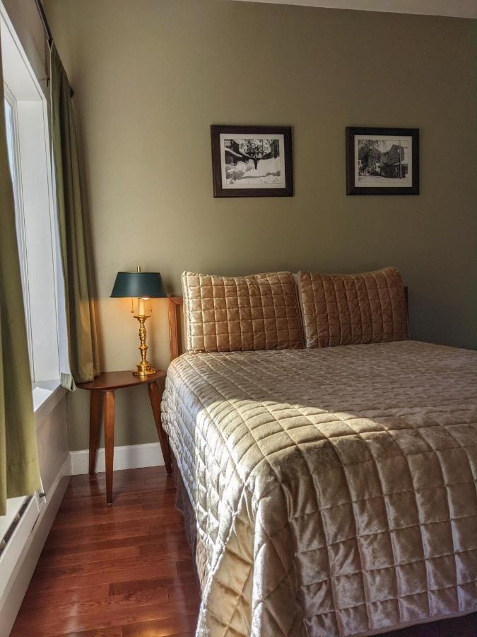 | Carriage House Inn
