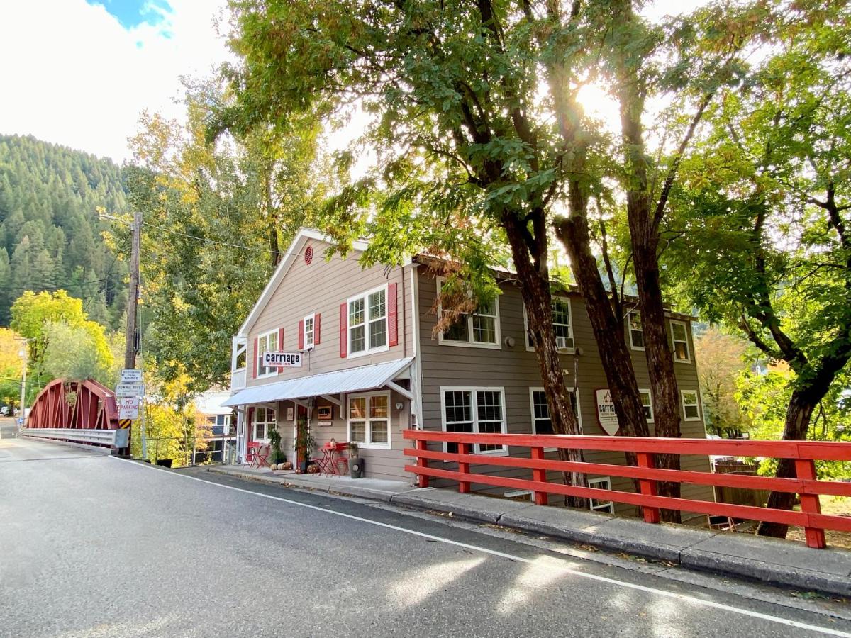 | Carriage House Inn