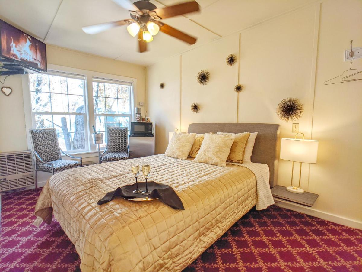 | Carriage House Inn