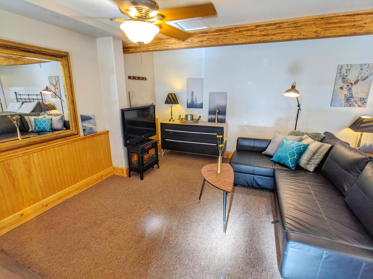 | Carriage House Inn