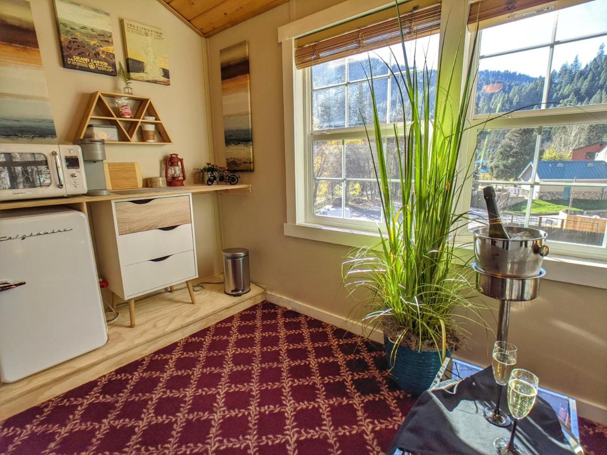 | Carriage House Inn