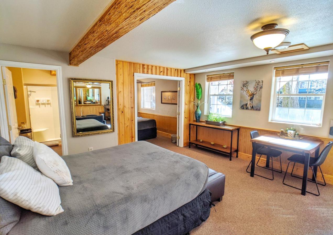 | Carriage House Inn