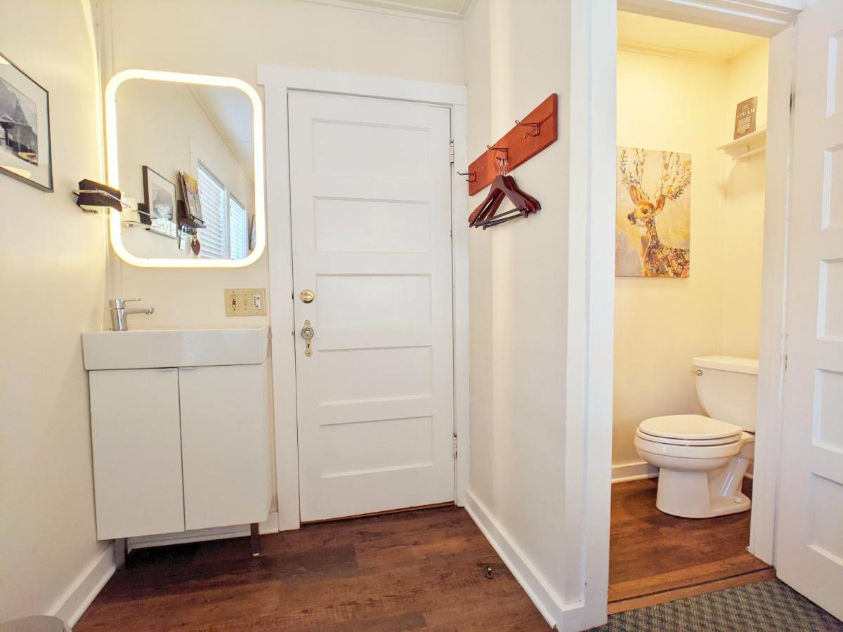 | Carriage House Inn