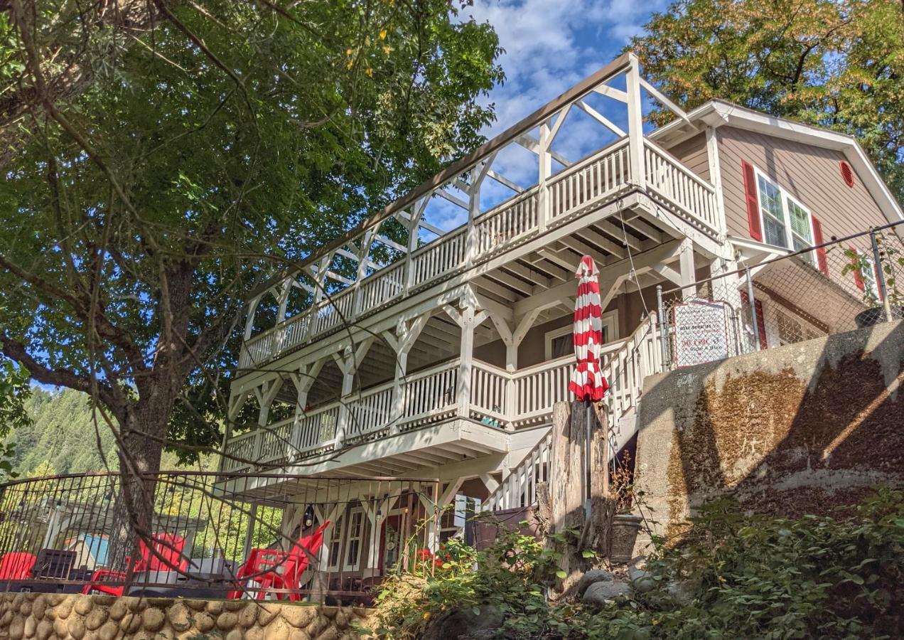 | Carriage House Inn