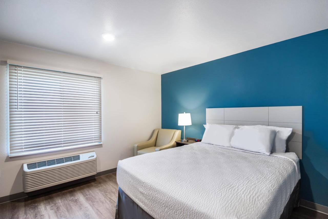 Queen Room with Tub - Disability Access/Non-Smoking at WoodSpring Suites Chicago Addison