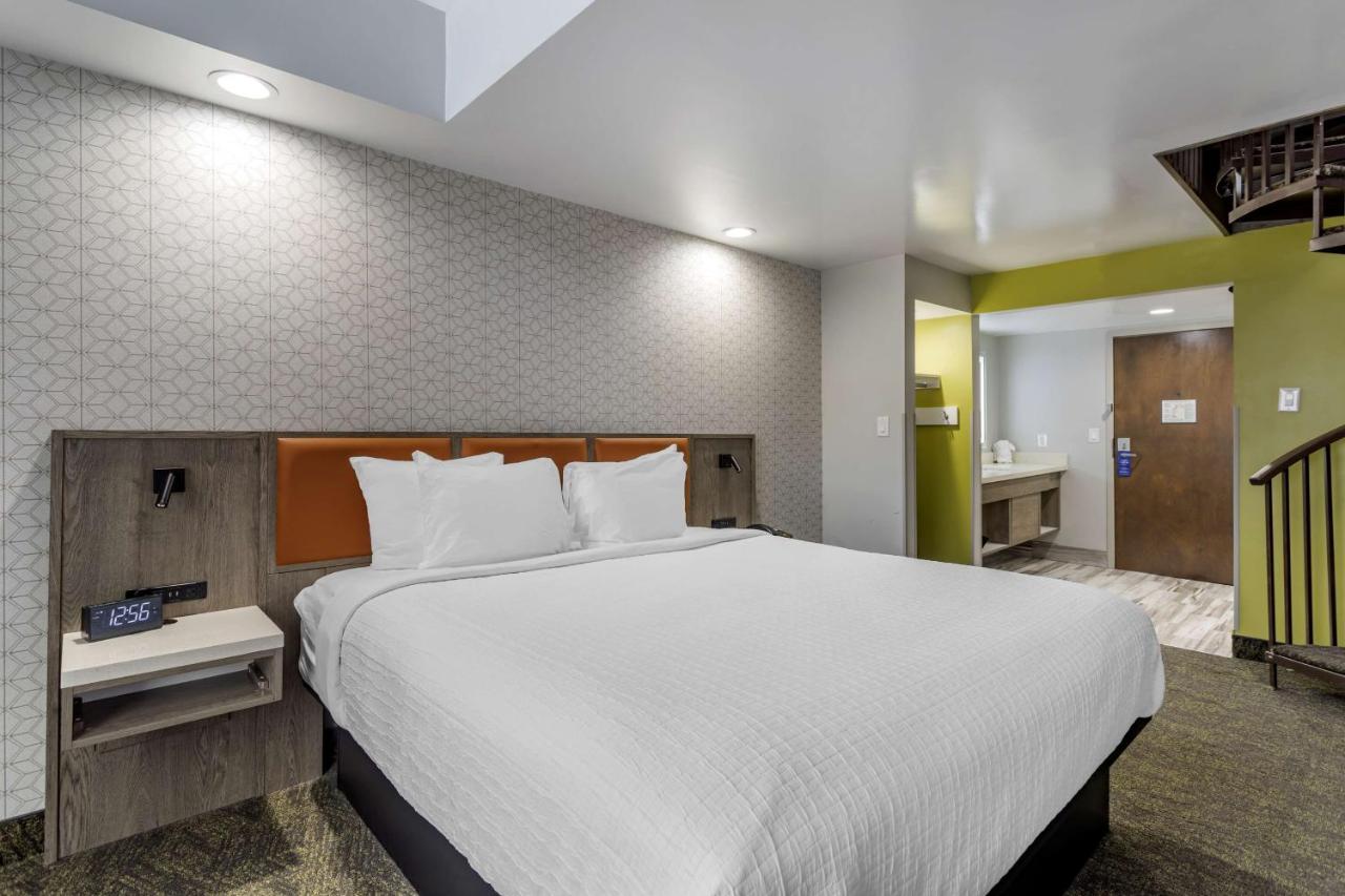 Loft Room with One King and One Queen Bed - Balcony at Best Western Plus Apple Valley Lodge Pigeon Forge