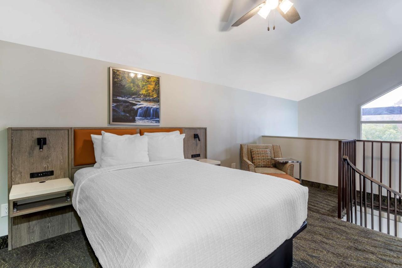 Loft Room with One King and One Queen Bed - Balcony at Best Western Plus Apple Valley Lodge Pigeon Forge
