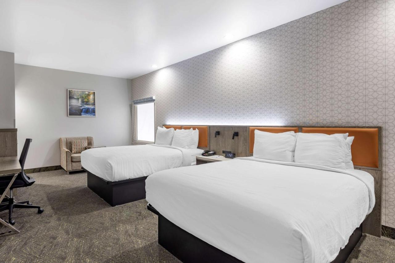 Queen Room with Two Queen Beds and Roll-In Shower - Disability Access at Best Western Plus Apple Valley Lodge Pigeon Forge