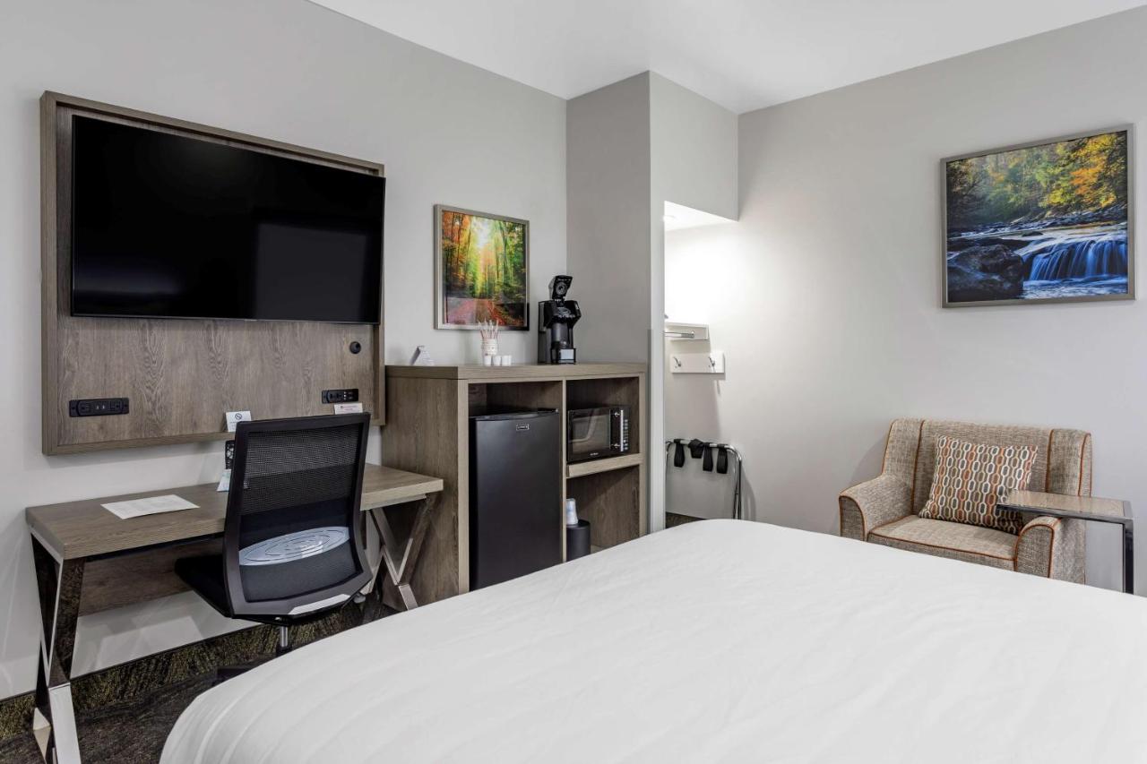 Queen Room with Two Queen Beds and Roll-In Shower - Disability Access at Best Western Plus Apple Valley Lodge Pigeon Forge