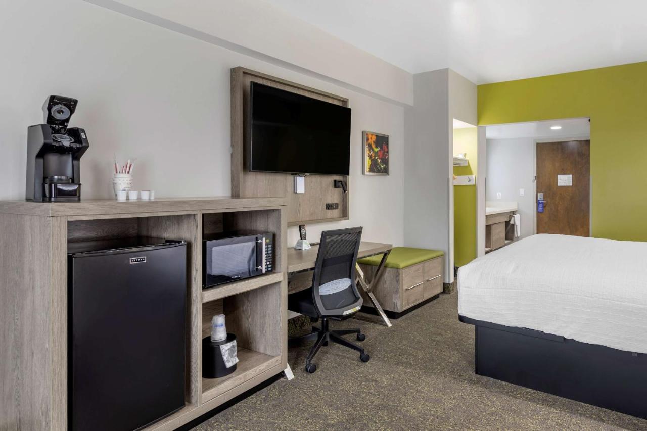 King Suite with Sofa Bed and Balcony at Best Western Plus Apple Valley Lodge Pigeon Forge