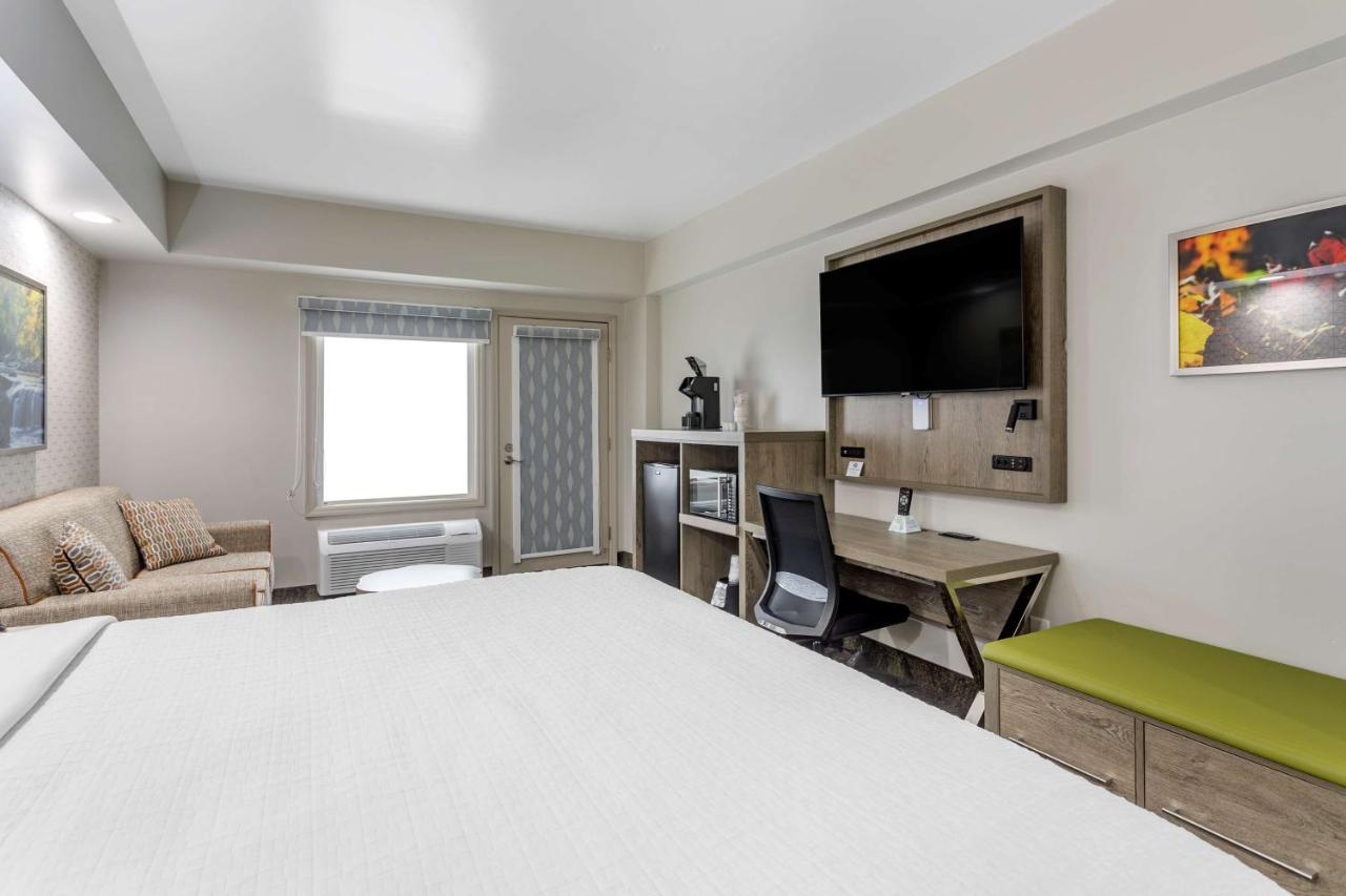 King Suite with Sofa Bed and Balcony at Best Western Plus Apple Valley Lodge Pigeon Forge