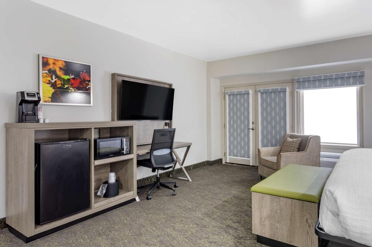 King Room with Whirlpool and Balcony at Best Western Plus Apple Valley Lodge Pigeon Forge