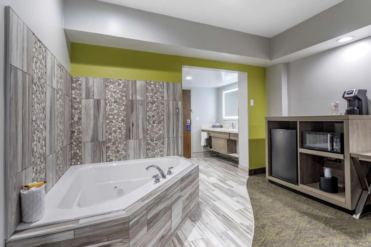 King Suite with Whirlpool and Balcony at Best Western Plus Apple Valley Lodge Pigeon Forge