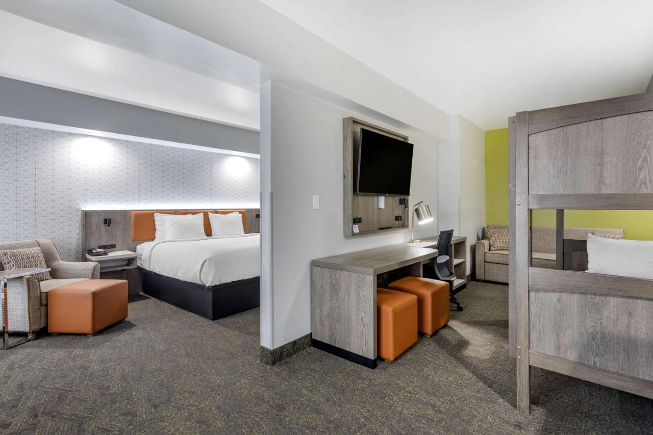 King Suite with Bunk Bed and Balcony - Non-Smoking at Best Western Plus Apple Valley Lodge Pigeon Forge