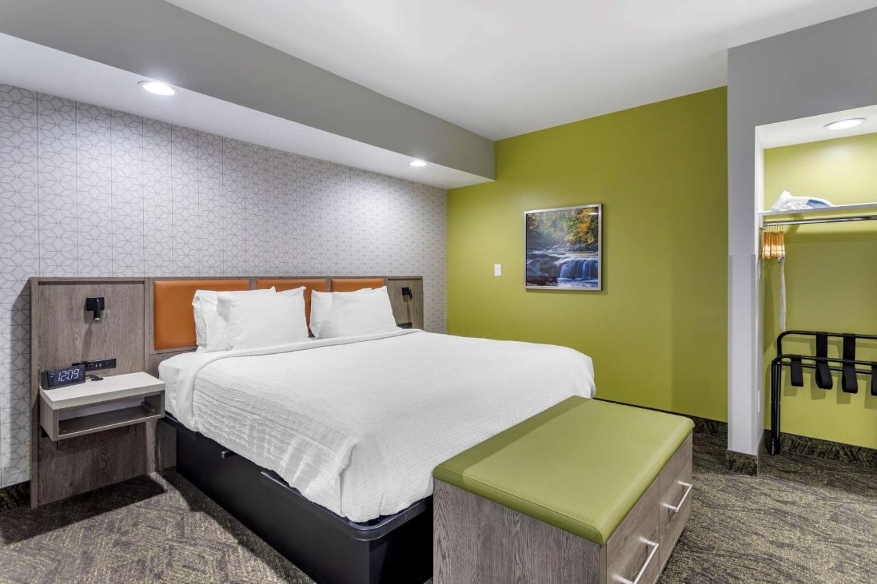 King Suite with Bunk Bed and Balcony - Non-Smoking at Best Western Plus Apple Valley Lodge Pigeon Forge