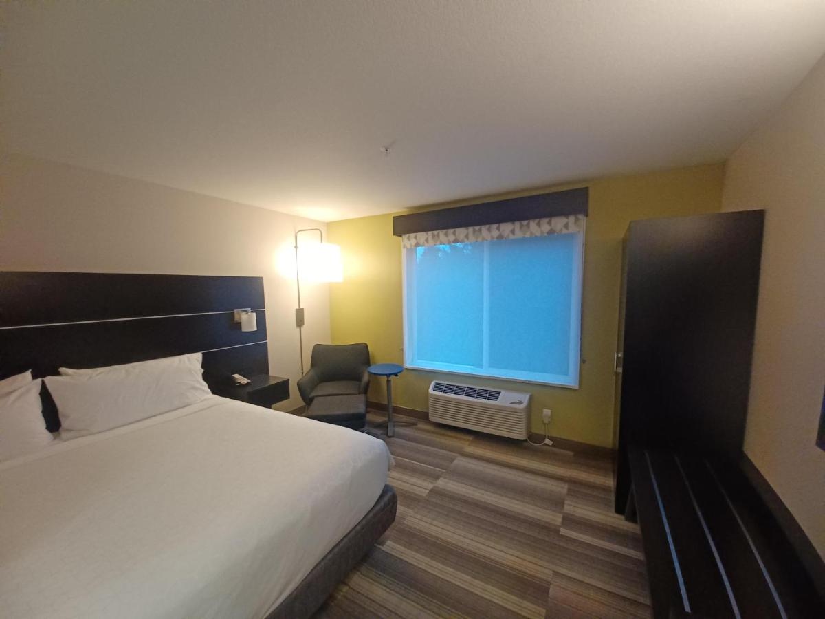 Standard Room at Holiday Inn Express & Suites Lincoln City by IHG
