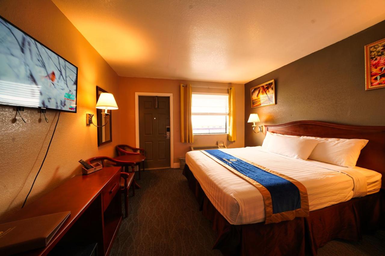 | Sandals Inn