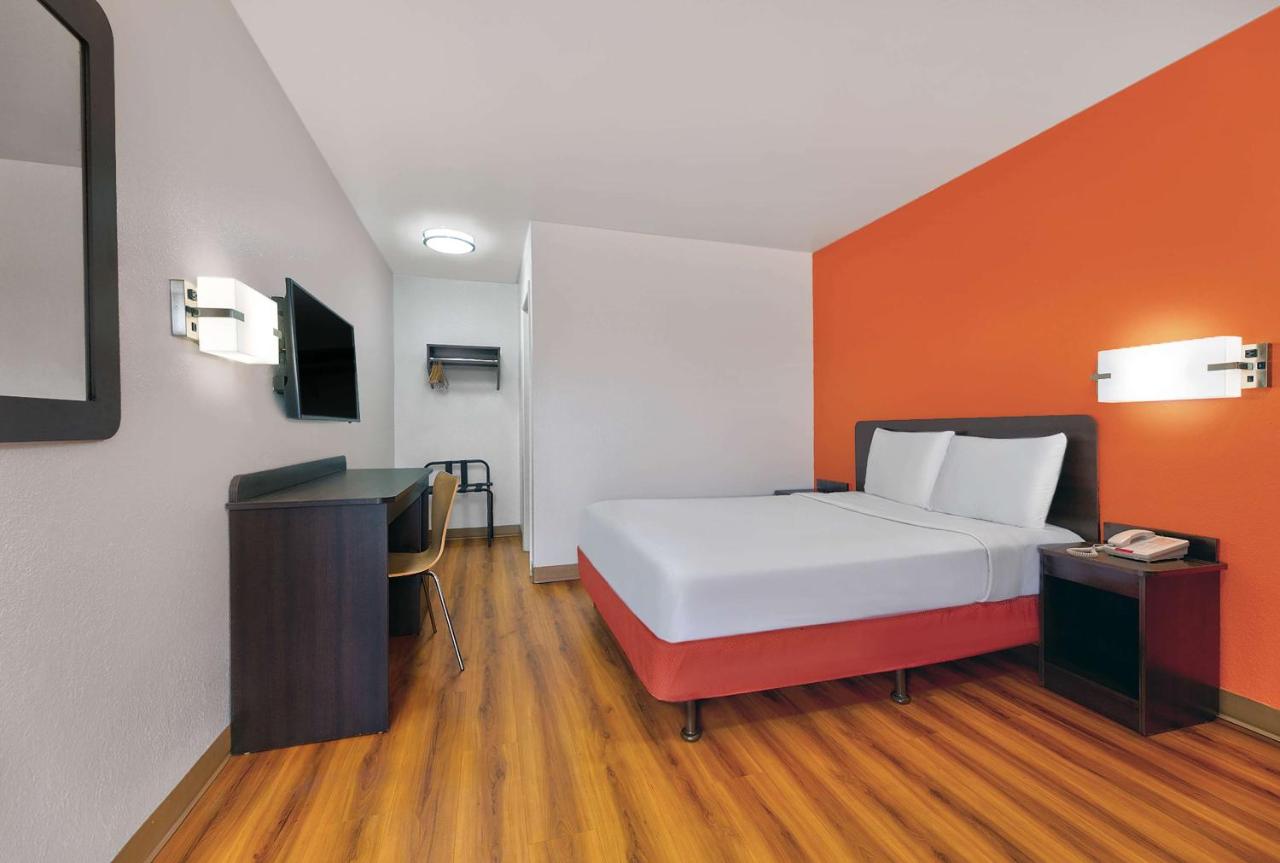 Deluxe Queen Room at Motel 6-Columbus, GA