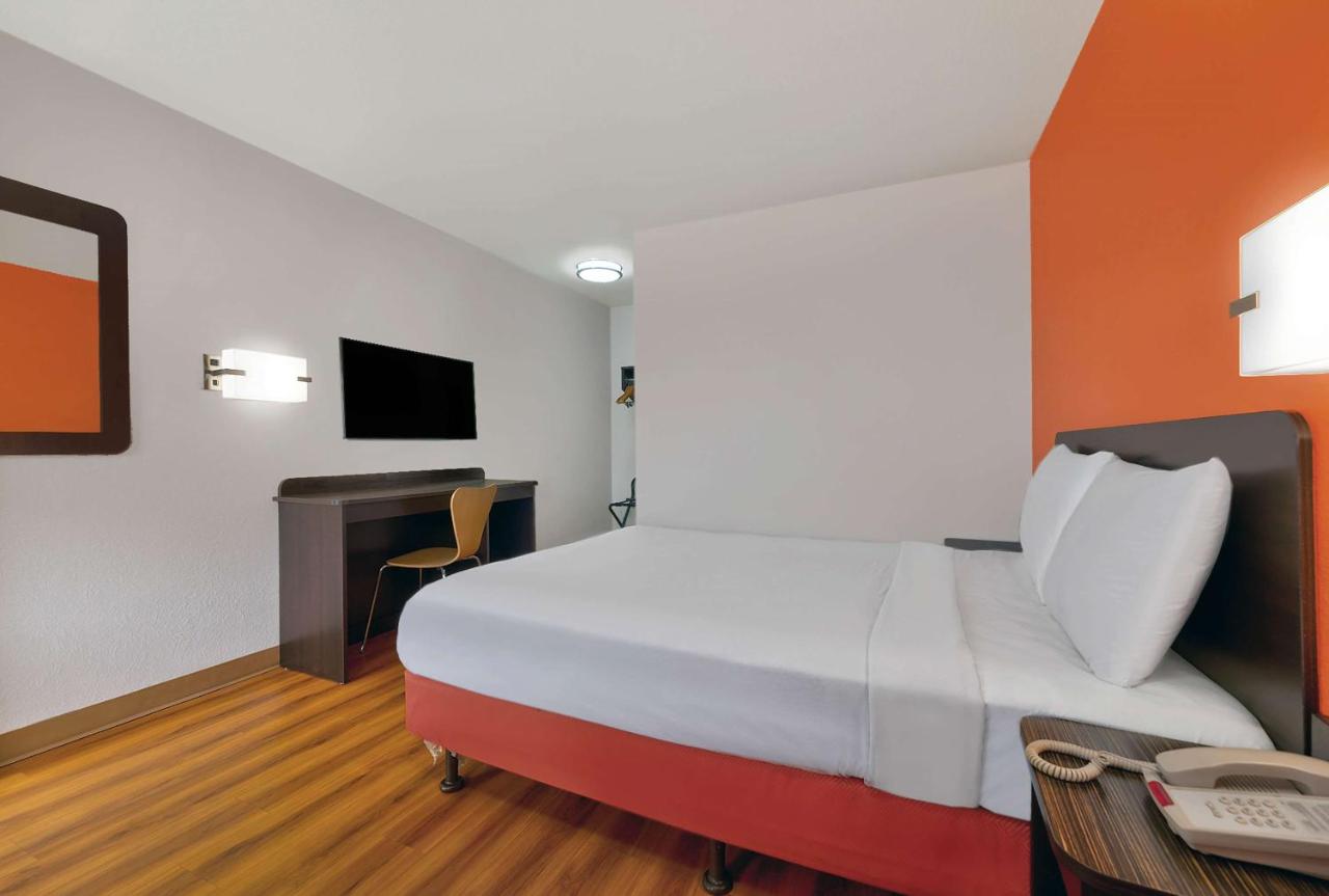 Deluxe Queen Room at Motel 6-Columbus, GA