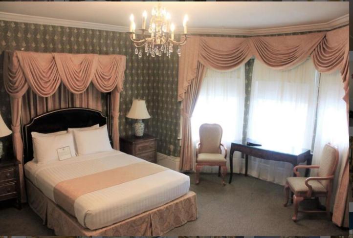 Deluxe Queen Room at Hotel Majestic