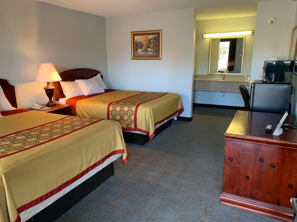 Queen Room with Two Queen Beds - Non-Smoking at Pigeon Forge Parkway Inn