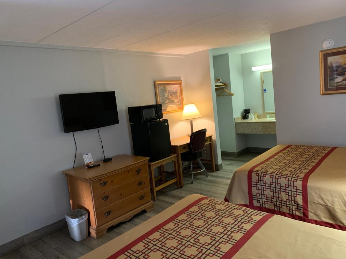 Queen Room with Two Queen Beds - Non-Smoking at Pigeon Forge Parkway Inn
