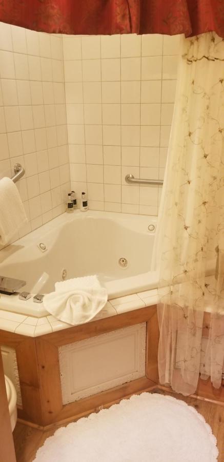 Deluxe Queen Suite at All Seasons Inn