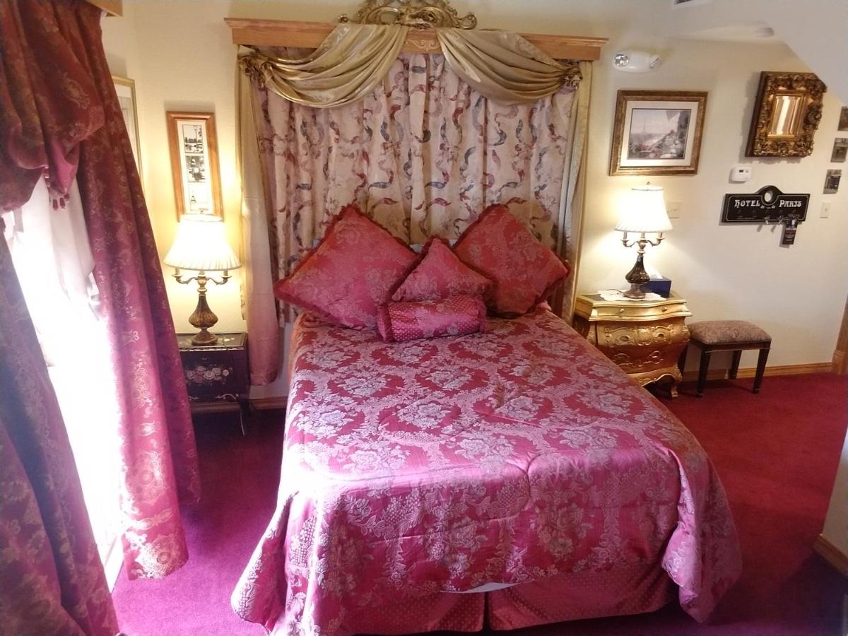 Deluxe Queen Suite at All Seasons Inn