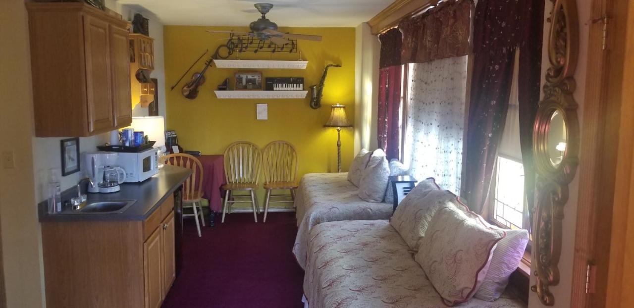Deluxe Family Room at All Seasons Inn