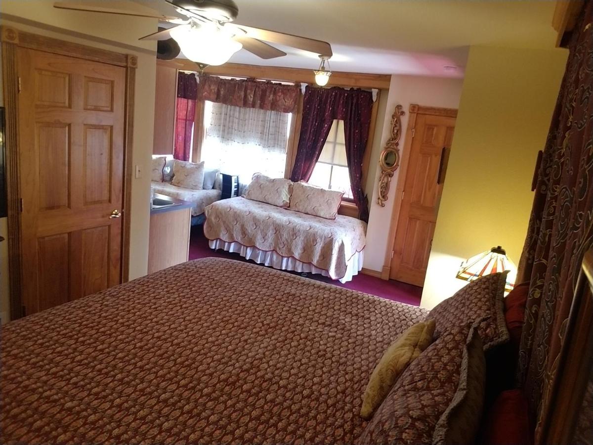 Deluxe Family Room at All Seasons Inn