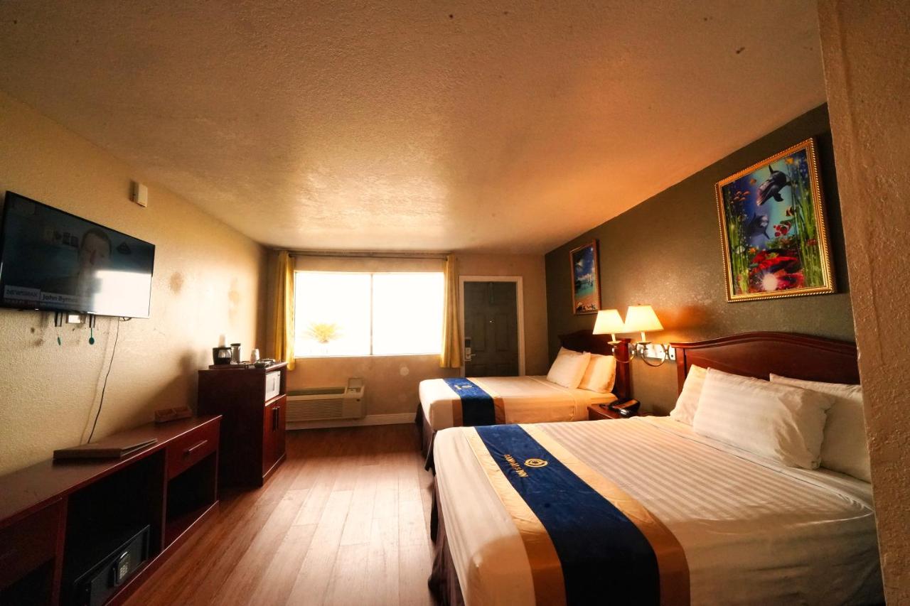 | Sandals Inn