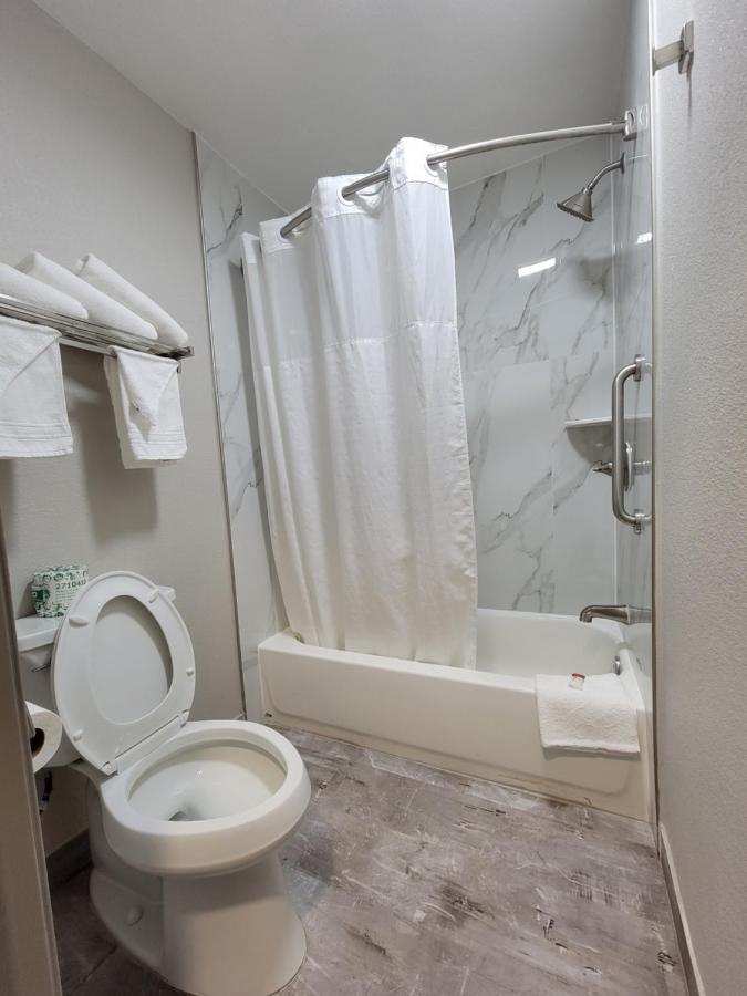 King Room - Non-Smoking at Days Inn by Wyndham Ruidoso Downs