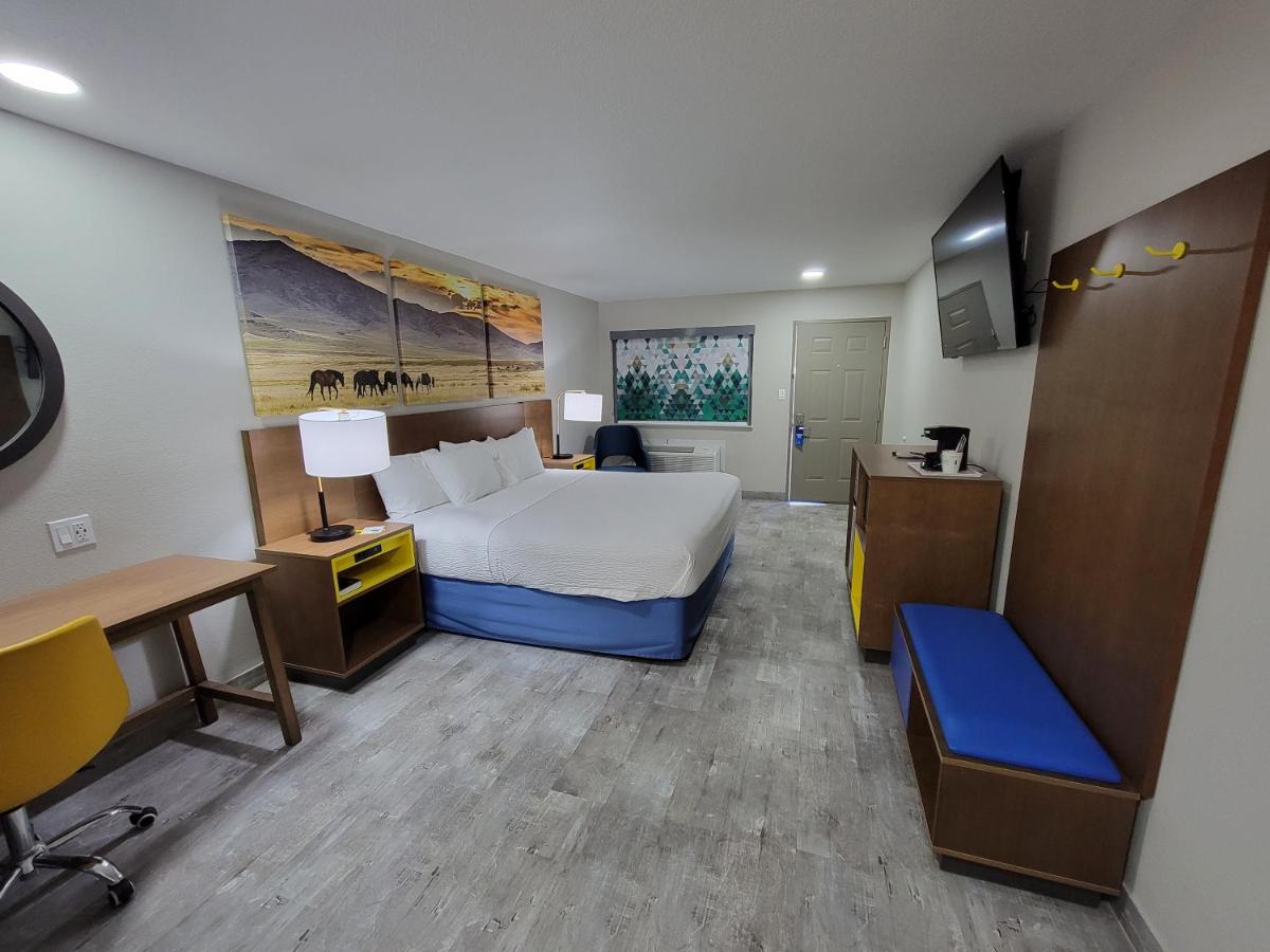 King Room - Non-Smoking at Days Inn by Wyndham Ruidoso Downs