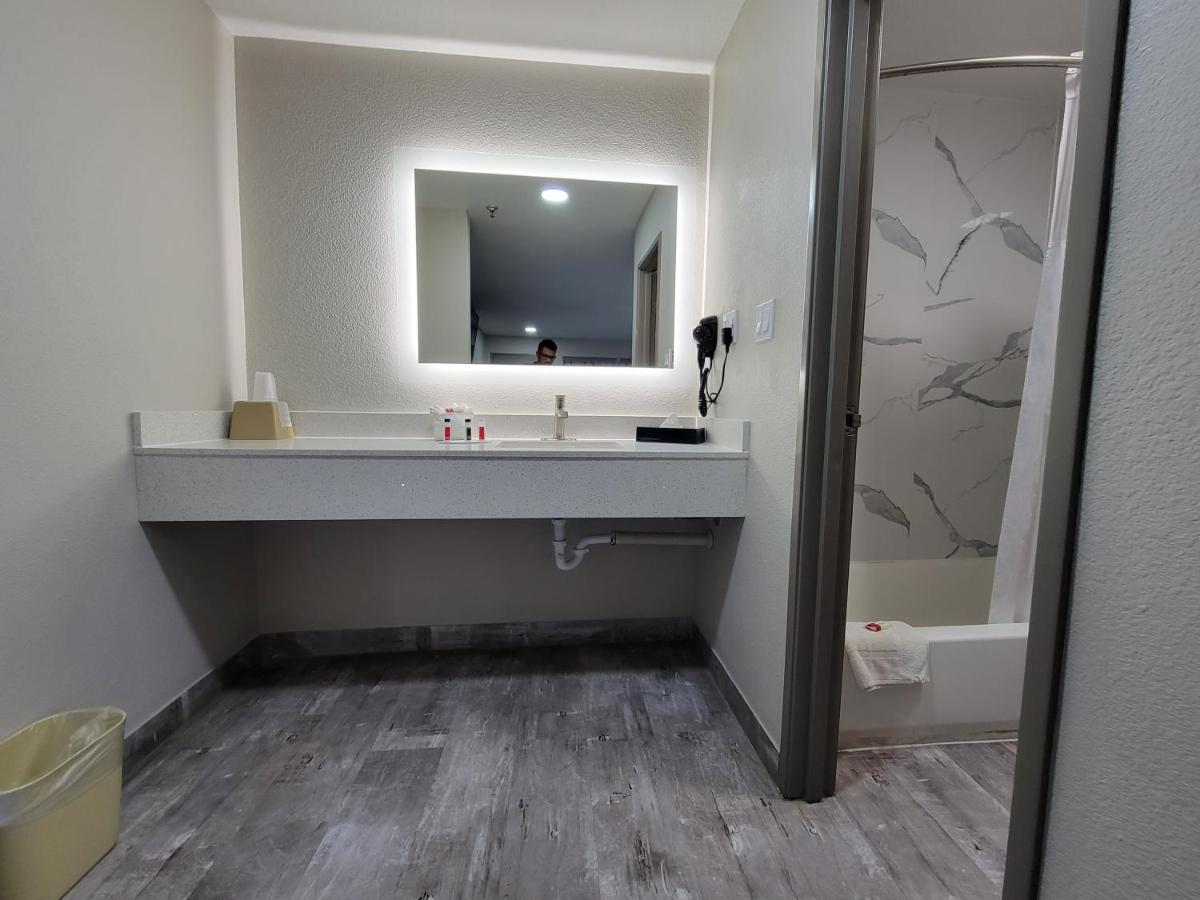 King Room - Non-Smoking at Days Inn by Wyndham Ruidoso Downs