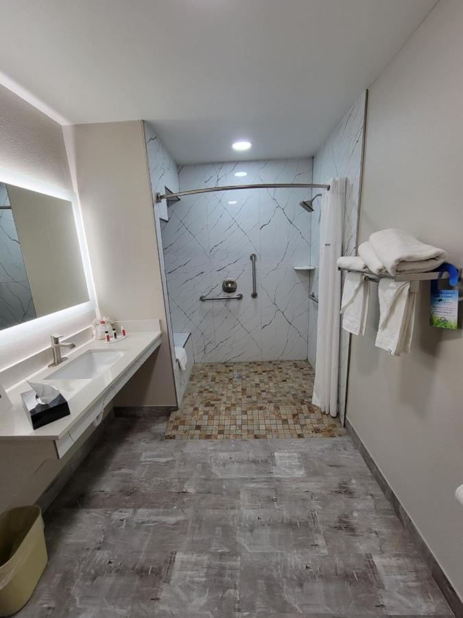 King Room - Disability Access/Non-Smoking at Days Inn by Wyndham Ruidoso Downs
