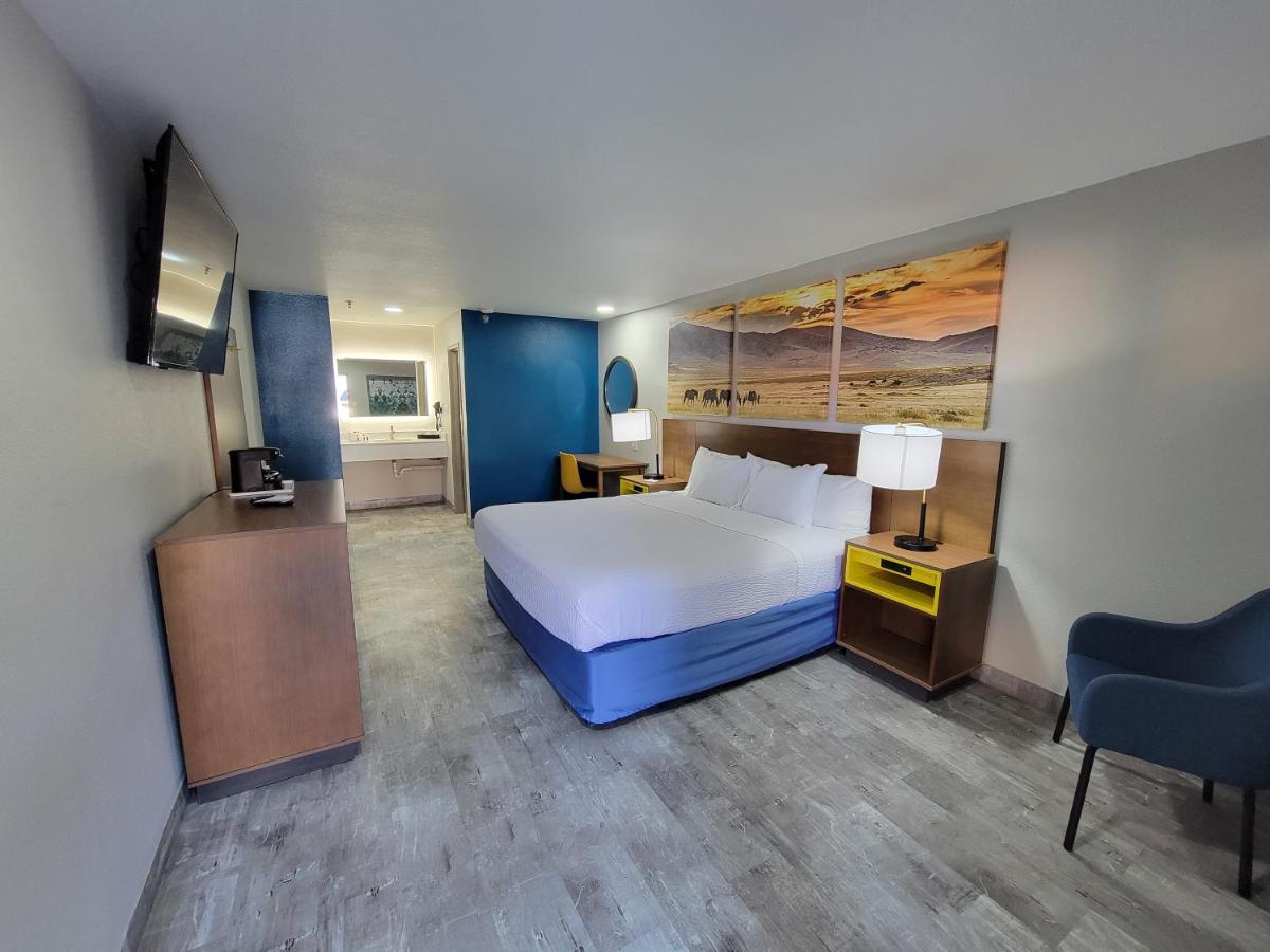 King Room - Disability Access/Non-Smoking at Days Inn by Wyndham Ruidoso Downs