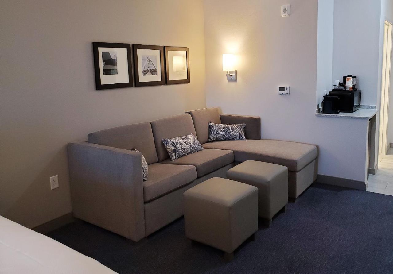 Queen Suite with Two Queen Beds and Roll-In Shower - Accessible/Non Smoking at Comfort Suites Scottsdale Talking Stick Entertainment District