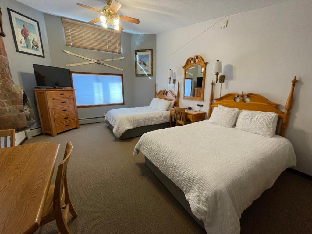 Deluxe Queen Room - Top Floor at Tyrolean Lodge