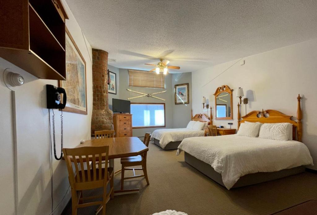 Deluxe Queen Room - Top Floor at Tyrolean Lodge