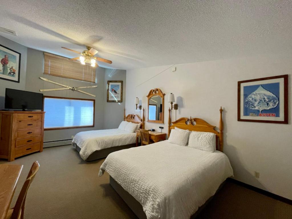 Deluxe Queen Room - Top Floor at Tyrolean Lodge